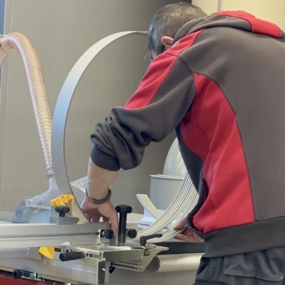 TM Licht Raum Referenzbericht 20251104 Schneiden mit Maschine MA