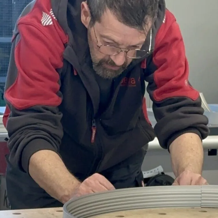 TM Licht Raum Referenzbericht 20251104 Masse nehmen Mitarbeiter3